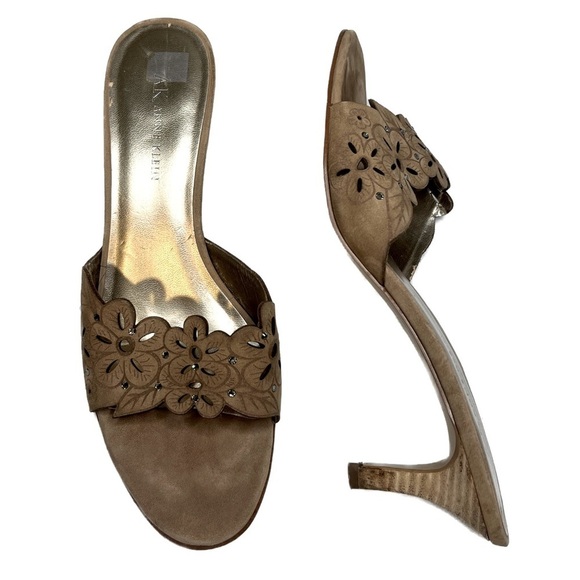 Anne Klein Suede Leather Rhinestone Floral Kitten Heels Mules Tan Sz 8 - Picture 1 of 12